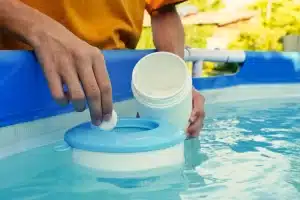 Como usar pastilhas de cloro na piscina