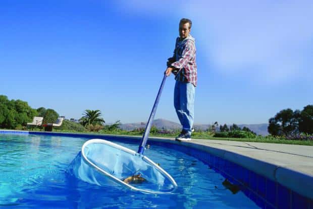 manutenção de piscinas, Limpeza de piscina