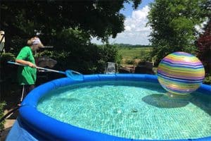 Como limpar piscinas de plástico: dicas simples para deixá-la sempre limpa e pronta para uso

As piscinas de plástico são uma ótima opção, por ser econômica e prática para quem deseja ter um espaço de lazer em casa. No entanto, é importante lembrar que a limpeza regular é essencial para manter a água saudável e a piscina em bom estado. Aqui estão algumas dicas simples para limpar sua piscina de plástico e mantê-la sempre pronta para uso.

Mantenha o pH da água equilibrado. O primeiro passo para manter a água da piscina cristalina é manter o pH equilibrado, ou seja, entre 7,2 e 7,6, utilize um estojo de teste ou fita teste para analisar e ajustar o pH se necessário. Esse equilíbrio é importante para evitar problemas como irritação nos olhos e na pele, além de proteger o revestimento da piscina.
Adicione produtos químicos corretamente. Adicionar produtos químicos na água da piscina é fundamental para manter a água cristalina. Além do cloro, existem outros produtos, como Algicida e clarificantes, que ajudam a manter a água limpa e cristalina. É importante seguir as recomendações do fabricante quanto à dosagem e frequência de uso dos produtos.
Escove as paredes e o fundo da piscina regularmente Outra forma de manter a água da piscina cristalina é escovar as paredes e o fundo da piscina regularmente. Essa ação ajuda a remover sujeiras e a evitar a formação de algas.
Use um filtro de piscina O uso de um filtro de piscina é fundamental para manter a água da piscina limpa e cristalina. É importante verificar o modelo do filtro mais adequado para a piscina de plástico, normalmente filtros de cartucho são os mais usados, procure manter o cartucho em boas condições de uso, verificar a sua limpeza periodicamente é fundamental.

Evite o uso de produtos abrasivos. Produtos abrasivos, como como saponáceos, podem prejudicar o equilíbrio da água da piscina e até riscar o revestimento da piscina. É importante evitar o uso desses produtos e optar por produtos específicos para piscinas, estes são desenvolvidos para aumentar a durabilidade da sua piscina de plástico, sem interferir muito no equilíbrio químico da água.
Limpe a superfície com frequência, além de dar um aspecto ruim, de piscina suja, algumas sujeiras como folhas liberam matéria orgânica na água, consumindo o cloro e aumentando a turbidez da água.

Como limpar piscina de plástico vazia:
Retire a água antiga: Antes de iniciar a limpeza, retire toda a água antiga da piscina. Você pode usar uma bomba manual ou elétrica para fazer isso.
Lave a piscina: Lave a piscina com água limpa e uma esponja ou escova macia. Certifique-se de limpar todas as partes, incluindo o fundo e as laterais da piscina.
Use um produto de limpeza: Adicione um produto de limpeza específico para piscinas de plástico na água limpa e lave novamente. Certifique-se de seguir as instruções do fabricante do produto.
Enxágue bem: Enxágue bem a piscina com água limpa para remover todo o produto de limpeza e resíduos.
Reabasteça a piscina com água limpa: Depois de limpar e enxaguar bem, reabasteça a piscina com água limpa. Certifique-se de que o nível da água esteja correto de acordo com as instruções do fabricante.
Mantenha a água saudável: Para manter a água saudável, adicione cloro ou outro produto de tratamento de água de acordo com as instruções do fabricante.
Limpe regularmente: Limpe a piscina regularmente para evitar o acúmulo de sujeira e detritos.
Como limpar piscina de plástico para guardar
Retire a água antiga: Antes de iniciar a limpeza, retire toda a água antiga da piscina. Você pode usar uma bomba manual ou elétrica para fazer isso.
Lave a piscina: Lave a piscina com água limpa e uma esponja ou escova macia. Certifique-se de limpar todas as partes, incluindo o fundo e as laterais da piscina.
Use um produto de limpeza: Adicione um produto de limpeza específico para piscinas de plástico na água limpa e lave novamente. Certifique-se de seguir as instruções do fabricante do produto.
Enxágue bem: Enxágue bem a piscina com água limpa para remover todo o produto de limpeza e resíduos.
Seque toda a área molhada da piscina e em seguida dobre-a e guarde. Assim quando voltar a fazer calor você terá uma piscina novinha para utilizar novamente.
Produto caseiro para limpar piscina de plástico?

Se você possui uma piscina de plástico em casa, sabe como é importante mantê-la limpa e livre de sujeira para prolongar a sua durabilidade. Além dos produtos de limpeza convencionais, existem alternativas caseiras que podem ajudar na limpeza da sua piscina de plástico.

Uma opção simples e eficaz é utilizar uma mistura de água e vinagre branco. Basta misturar partes iguais de água e vinagre em um balde e usar uma esponja ou pano para aplicar a solução nas paredes e no fundo da piscina. Deixe a mistura agir por alguns minutos e, em seguida, enxágue bem com água limpa.

Outra alternativa caseira é utilizar bicarbonato de sódio. Basta adicionar uma colher de sopa de bicarbonato de sódio em um balde com água morna e misturar bem. Em seguida, aplique a solução na piscina com uma esponja ou pano e esfregue as paredes e o fundo da piscina. Deixe a mistura agir por alguns minutos e, em seguida, enxágue bem com água limpa.

Lembre-se de sempre usar luvas de borracha ao manusear produtos de limpeza, mesmo os caseiros. Além disso, é importante seguir as instruções do fabricante da piscina de plástico para evitar danos e garantir a sua durabilidade.

Como limpar piscina de plástico com água sanitária?

A limpeza regular da piscina de plástico é fundamental para mantê-la limpa e livre de bactérias e outros microorganismos que possam comprometer a saúde dos banhistas. Uma opção para a limpeza é o uso de água sanitária, que pode ser eficaz quando utilizada corretamente.

Antes de começar a limpeza, certifique-se de que a piscina está completamente vazia. Em seguida, dilua 1 litro de água sanitária para cada 10 litros de água em um balde. Em seguida, aplique a solução na superfície da piscina, usando uma esponja ou um pano. Certifique-se de que a solução esteja em contato com todas as áreas da piscina.

Deixe a solução agir na piscina por pelo menos 30 minutos. Em seguida, esfregue as áreas sujas com uma escova de cerdas macias, garantindo que a água sanitária tenha tempo suficiente para matar as bactérias e outros microorganismos. Enxágue bem a piscina com água limpa, garantindo que não haja nenhum resíduo de água sanitária.

Lembre-se de que o uso excessivo de água sanitária pode danificar a piscina de plástico, por isso é importante diluir a solução corretamente e não deixá-la agir por mais tempo do que o necessário. Além disso, é importante evitar a exposição direta ao sol enquanto a solução está agindo na piscina.

Com essas dicas, você pode utilizar água sanitária para limpar a sua piscina de plástico de forma segura e eficaz.

Como limpar piscina de plástico com mangueira?

A limpeza da piscina de plástico com mangueira é uma opção mais simples e prática, mas nem sempre é tão eficaz quanto outros métodos de limpeza. Ainda assim, é possível limpar a piscina dessa forma, seguindo alguns passos simples.

Comece esvaziando completamente a piscina de plástico e removendo quaisquer detritos ou sujeiras maiores. Em seguida, lave a piscina com uma mangueira de jardim, usando a pressão da água para remover sujeiras e resíduos que possam ter se acumulado na superfície da piscina.

É importante usar uma pressão de água moderada para evitar danificar a piscina de plástico. Evite usar jatos de água muito fortes ou esfregar a piscina com escovas ou outros objetos abrasivos que possam causar arranhões ou danificar a superfície.

Depois de lavar a piscina com a mangueira, enxágue-a completamente com água limpa. Certifique-se de que não há resíduos de sujeira ou detergente na piscina antes de enchê-la novamente com água limpa.

Embora a limpeza da piscina de plástico com mangueira possa não ser tão completa quanto outros métodos de limpeza, ela pode ser uma opção útil para a manutenção regular da piscina. Lembre-se de limpar a piscina com mangueira regularmente para evitar o acúmulo de sujeira e resíduos e prolongar a vida útil da piscina.

Seguindo essas dicas simples, você pode limpar sua piscina de plástico facilmente e mantê-la sempre pronta para uso. Se você estiver procurando por mais dicas e informações sobre piscinas, siga-nos no Instagram (@blog.parapiscina.com.br) para obter as últimas atualizações e dicas sobre como manter sua piscina limpa e saudável.

Ficou com alguma dúvida? Escreva à baixo e nosso time vai lhe ajudar. 

Até a próxima.