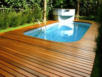 Deck de madeira para piscina