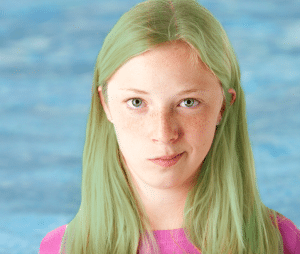 Cabelo verde na piscina