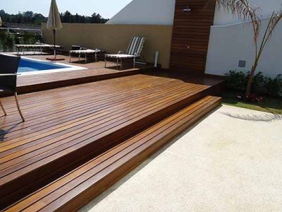 Deck de madeira para piscina