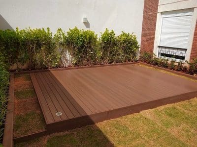 Deck de madeira para piscina