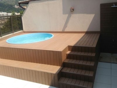 Deck de madeira para piscina